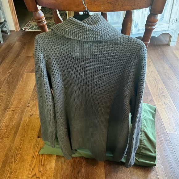 Kate and Sam medium LS sweater - Picture 6 of 6